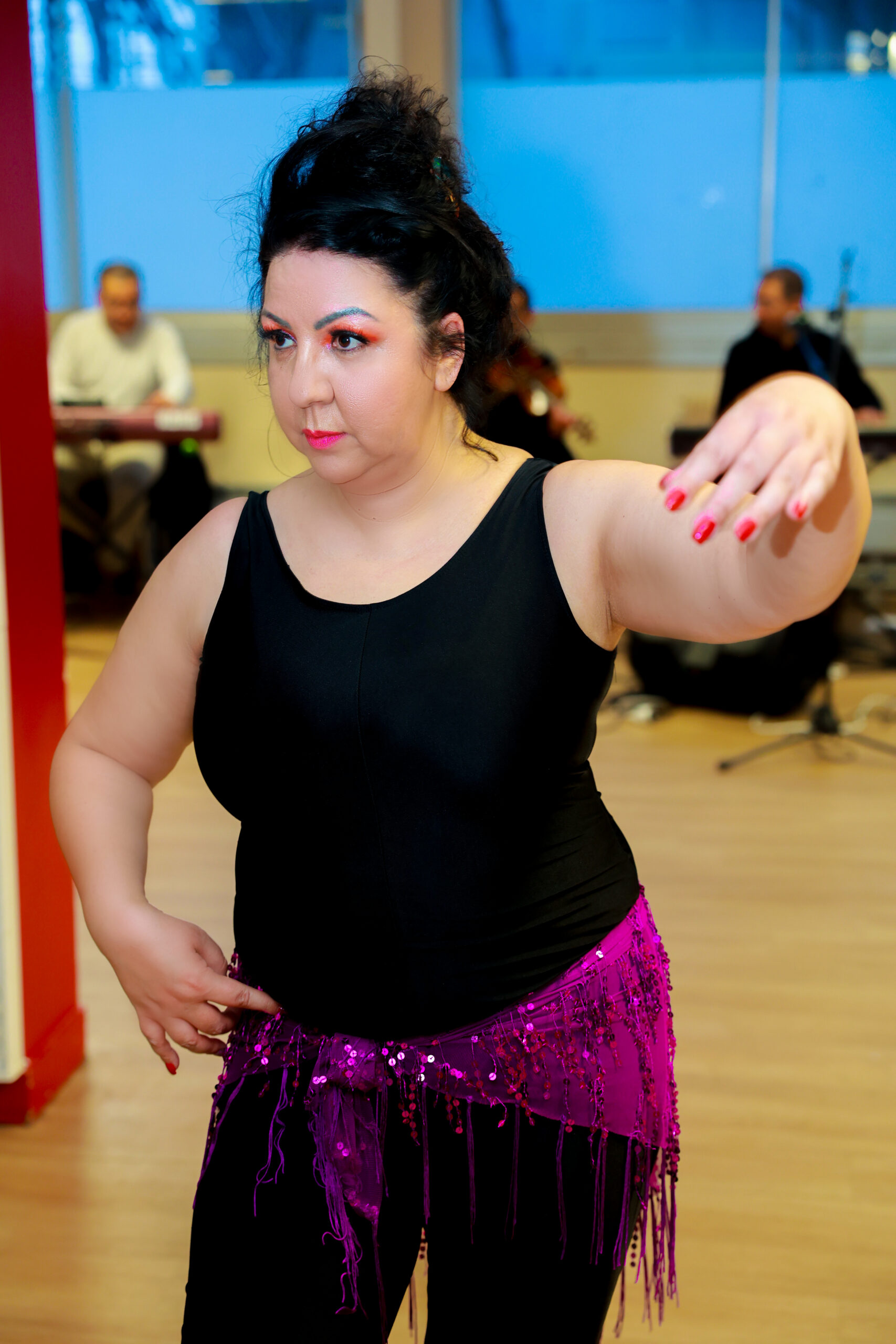 Beelinda en cours de danse orientale à Aulnay-sous-Bois